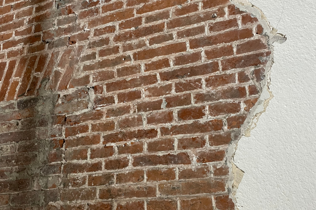 Der Putz wird entfernt im Alten Packhaus am Ostersteg in Leer